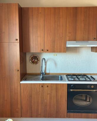 Cucina marrone in 2,5 metri con elettrodomestici.