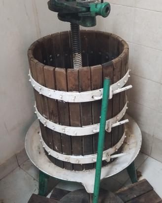 Torchio e Pigiatrice per uva