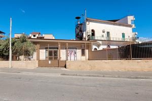 Locale commerciale via napoli/via vivani 400mq