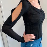 Blusa scollata nera
