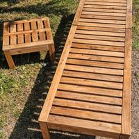 Lettino e tavolino da giardino o terrazzo.