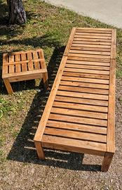 Lettino e tavolino da giardino o terrazzo.