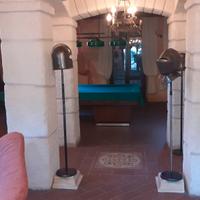 Elmi Scudi Letti ferro battuto Pistole antiche