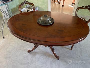 Tavolo in legno con 6 sedie