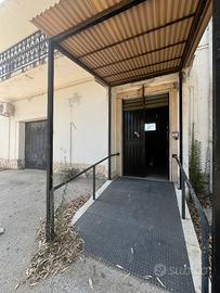 Rif. 275 intero stabile fronte strada -