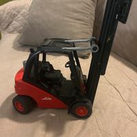 Giocattolo automezzo muletto Linde Bruder