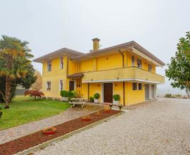 Villa singola con taverna e giardino privato