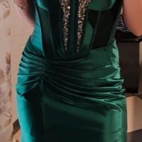 Abito lungo verde con corsetto e cristalli