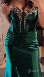 Abito lungo verde con corsetto e cristalli