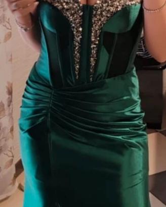 Abito lungo verde con corsetto e cristalli