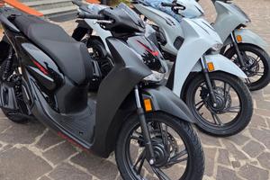 Honda SH 125 350 2026 con Smart Top Box, parabrezz