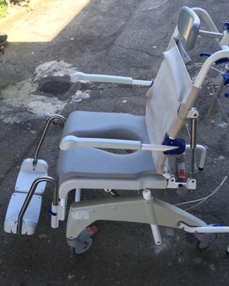 Sedia a rotelle per wc o bagno