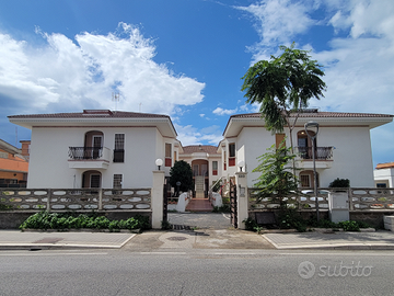 Appartamento sul mare 6 pax, terrazzo e giardino