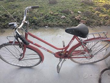 Due biciclette Atala rosse da donna