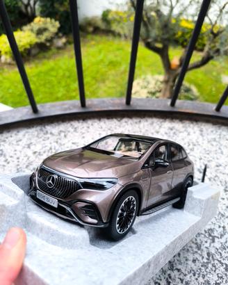 mercedes eqs 1/18 modellino 