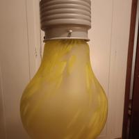 lampadario a forma di lampadina gigante