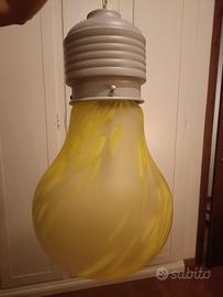 lampadario a forma di lampadina gigante