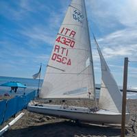 barca a vela 470