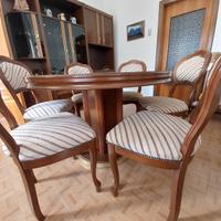 Tavolino con sedie e armadio soggiorno