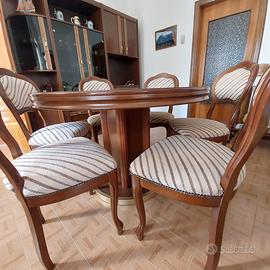 Tavolino con sedie e armadio soggiorno