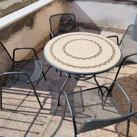 Tavolo e sedie da giardino