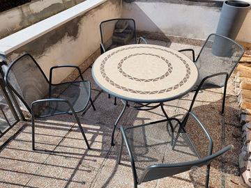 Tavolo e sedie da giardino