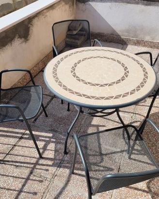 Tavolo e sedie da giardino