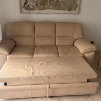 Divano con meccanismo estraibile