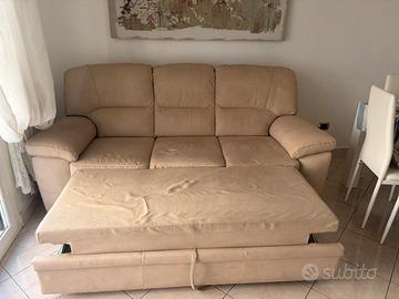 Divano con meccanismo estraibile