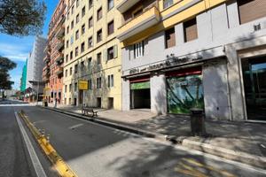 Viale eritrea - locale commerciale con due vetrine