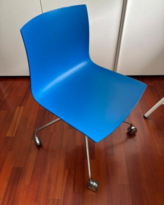 Sedia di design con rotelle “arper”