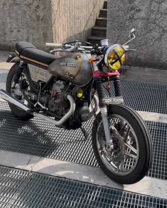 Moto guzzi v35c cafe racer