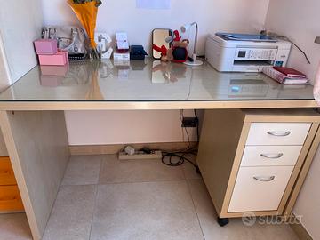 Scrivania con cassettiera