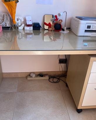Scrivania con cassettiera
