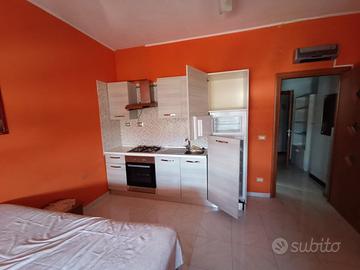 MONOCAMERA *ARREDATA COMPRESE *UTENZE CASALNUOVo