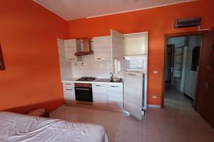 MONOCAMERA *ARREDATA COMPRESE *UTENZE CASALNUOVo