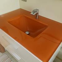 Mobile bagno con lavandino e rubinetto