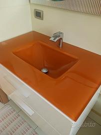 Mobile bagno con lavandino e rubinetto