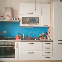 Cucina con elettrodomestici