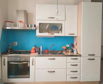 Cucina con elettrodomestici