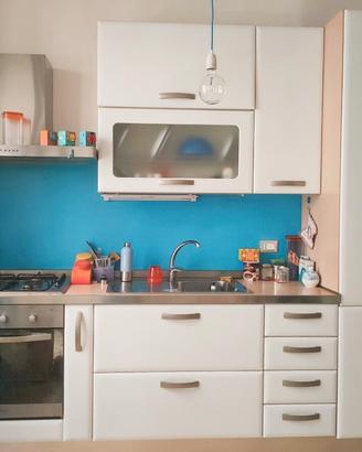 Cucina con elettrodomestici