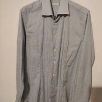 Camicia maschile con fantasia a pois.