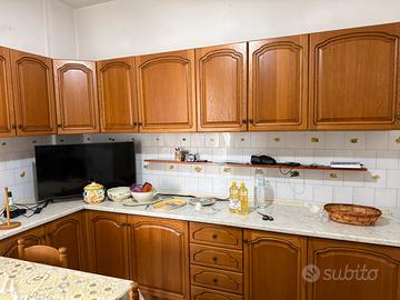 Cucina angolare in legno.
