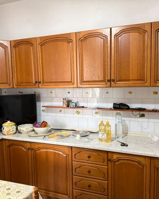 Cucina angolare in legno.