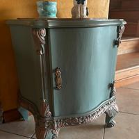 Comodino antico con fregi in legno massello