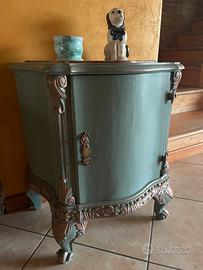 Comodino antico con fregi in legno massello