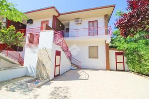 VILLA A SCHIERA A CAMPOMARINO