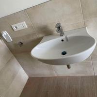 Lavabo sospeso in ceramica