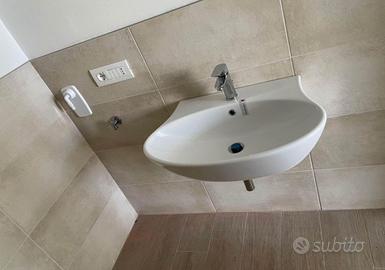 Lavabo sospeso in ceramica