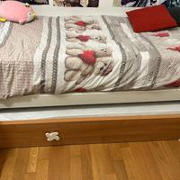 Camera singola con armadio, letto, comodino mensol